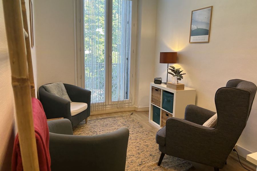 Une pièce de consultation chaleureuse et accueillante avec des fauteuils confortables