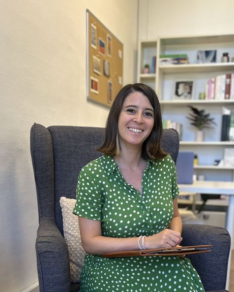 Déborah Amar, psychologue, assise dans son cabinet de psychothérapie à Marseille
