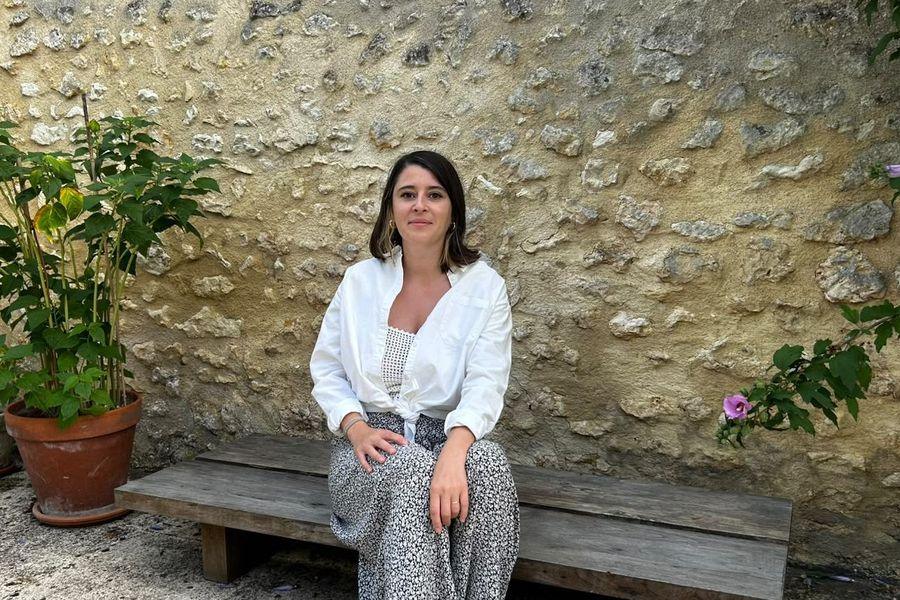 Déborah Amar, psychologue à Marseille, assise sur un banc à l'extérieur